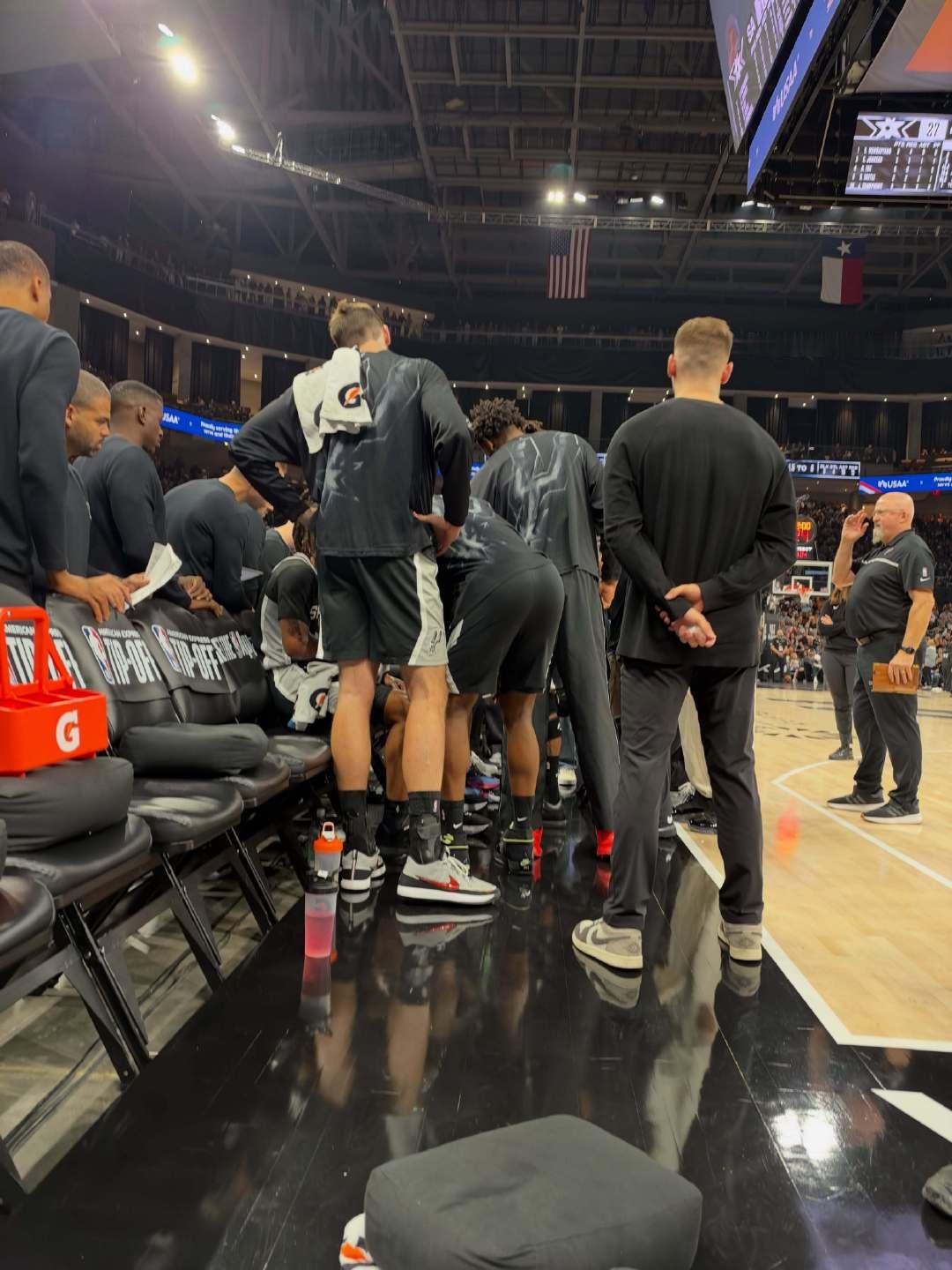 在美国站的比赛周末前

加斯利和团队一起来到马刺主场🏀
观看了马刺和火箭的比赛
坐在马刺替补席一侧👀

#F1[超话]##PierreGasly##加斯利##2026F1美国大奖赛# ​