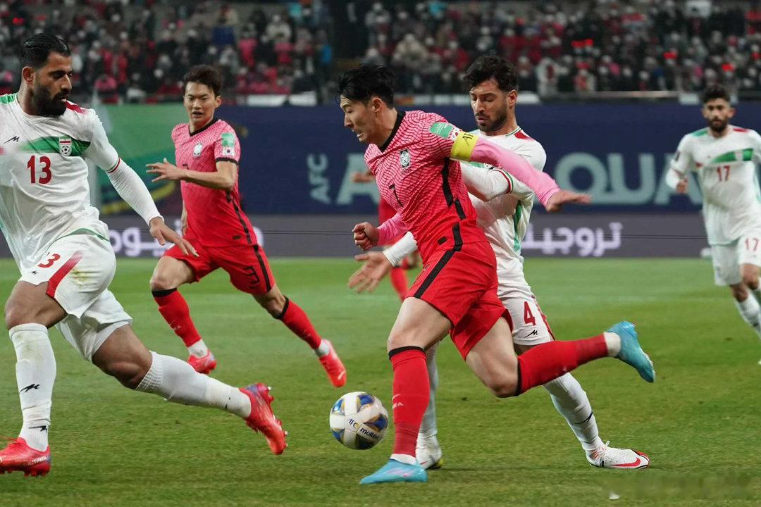 韩国vs乌兹别克
001国际赛
方向：主胜
年龄：1:0 2:1 3:2
进⚽️数：1 3 5
韩国赢的原因：

孙兴慜、李刚仁、黄喜灿、严智星、吴贤揆这些旅欧球员，在推进、持球、传中和禁区终结上比乌兹别克斯坦更稳定。尤其是孙兴慜本场还有冲击韩国队史A级赛进球纪录的动力。韩国对乌兹别克斯坦长期不败，32年来没 ​