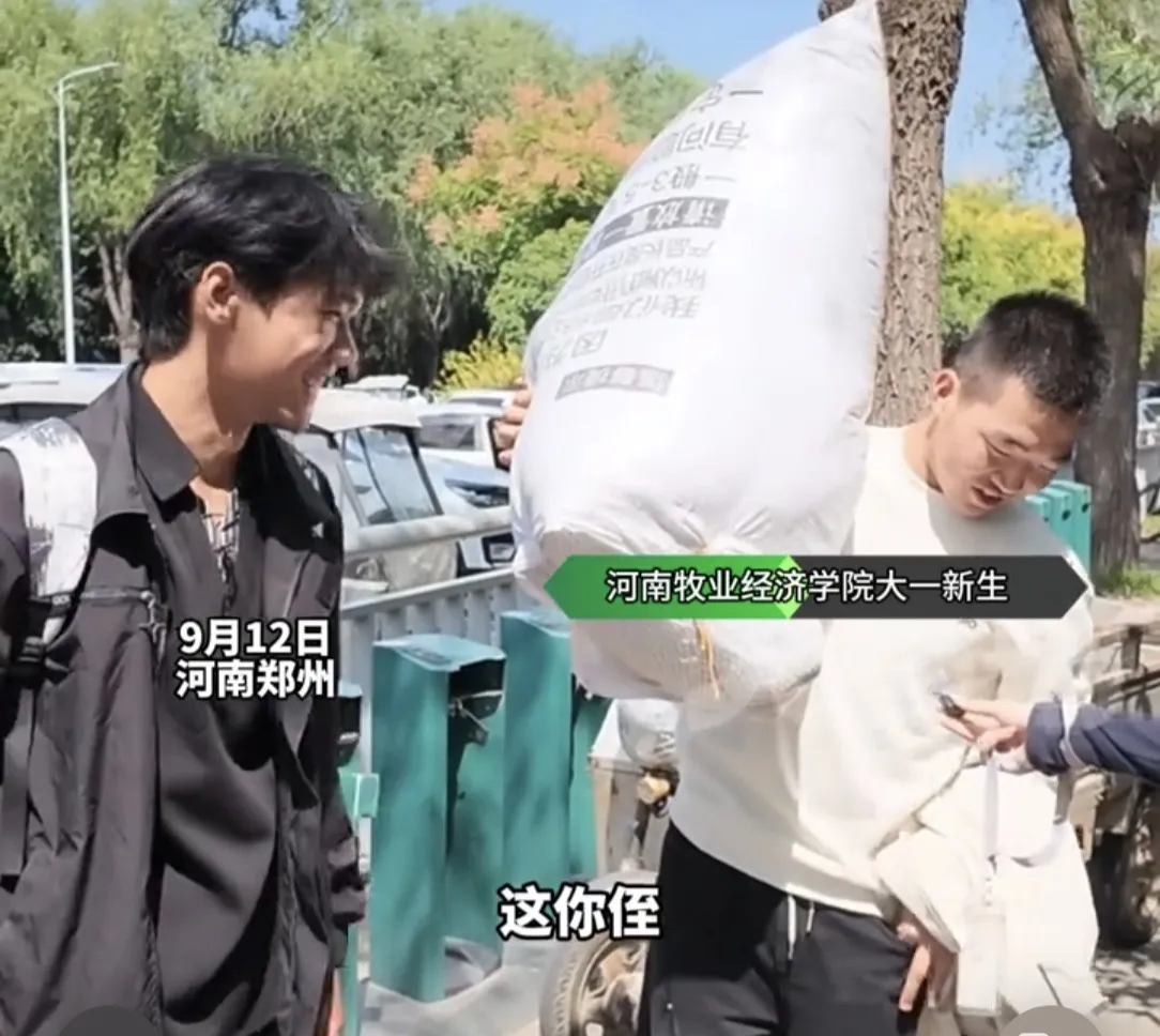 叔叔上大学，亲侄子来送。这是典型的侄子比叔叔大的家庭。河南郑州，22岁侄子扛着行李送19岁叔叔上大学。叔叔说“爸爸已经70岁了，在家收玉米，让亲侄子送更放心！”是不是不知道为啥，听起来也怪怪的啊.....侄子拍拍叔叔的肩膀：“加油！好好读书，你可是咱家第一个大学生！”
