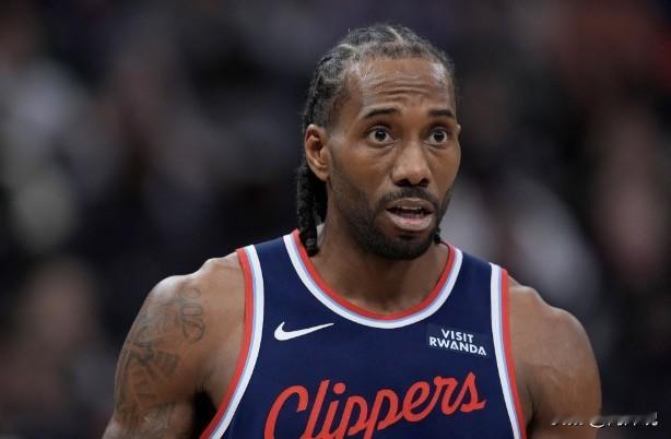 老板禁赛一年，莱昂纳德只罚70万还能去猛龙——这笔处罚公平吗？

NBA这张罚单里，最刺眼的不是数字，是落差。

快船老板鲍尔默：禁止参与联盟及球队事务，一年。篮球运营总裁弗兰克：无薪停职6个月。商业运营总裁扎克：无薪停职一年，还因虚假陈述被点名。快船：没收5个首轮，罚款3000万。

莱昂纳德：罚