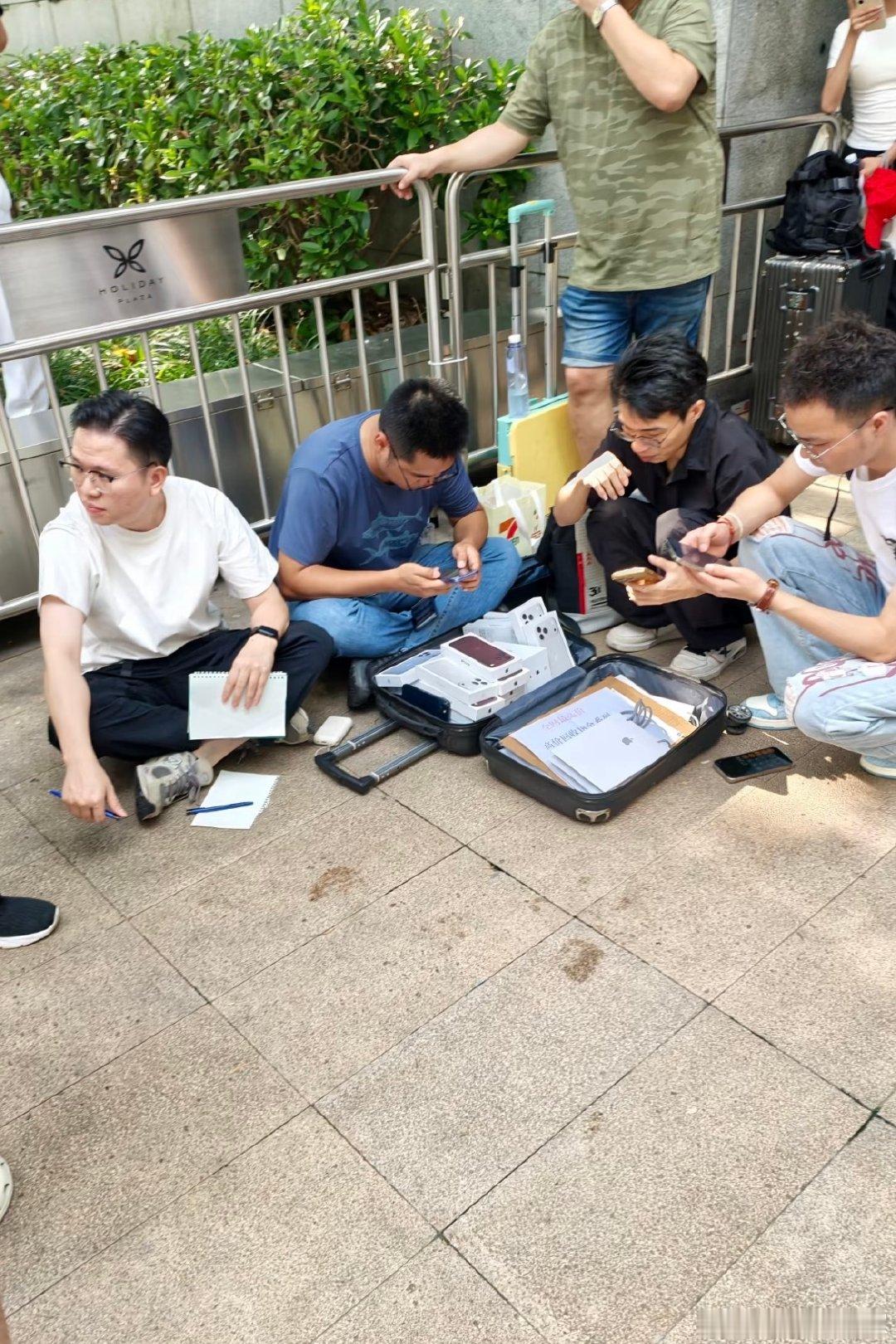 啥也不说了，这才一天不到吧？感觉今年好像是价格崩得最快的一次[泪奔]接下来我们可能会看到的情况是：

如果电商优惠力度加大并且持续补货，有的等不及官网发货的人可能会取消订单，愿意继续等的会提前发货。

#黄牛称18ProMax价格快崩了# ​