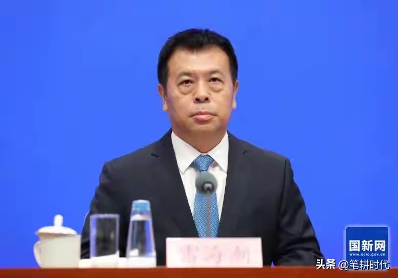 过些年可能又回到赤脚医生的时代了？未来五年医学院还要扩大招生规模，这次扩招一个明显不同在于，扩招政策和留人政策是绑在一起出来的。配套的薪酬、人事激励制度也会跟着优化。


为什么要扩招？说白了就是医护人员不够用了。不然怎么用得上扩招。特别是在二甲以下的基层医院。

基层机构人员少、老龄化越来越快等等