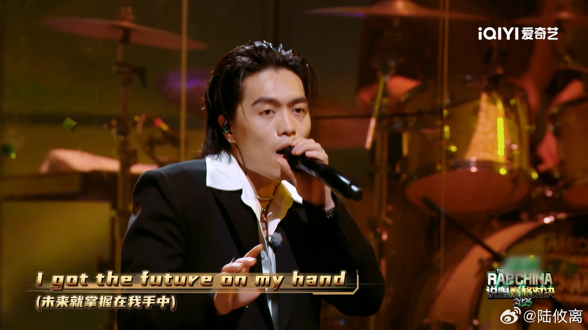 Song 西装造型和说唱曲风适配度极高，打破大众对于说唱表演者的固有印...