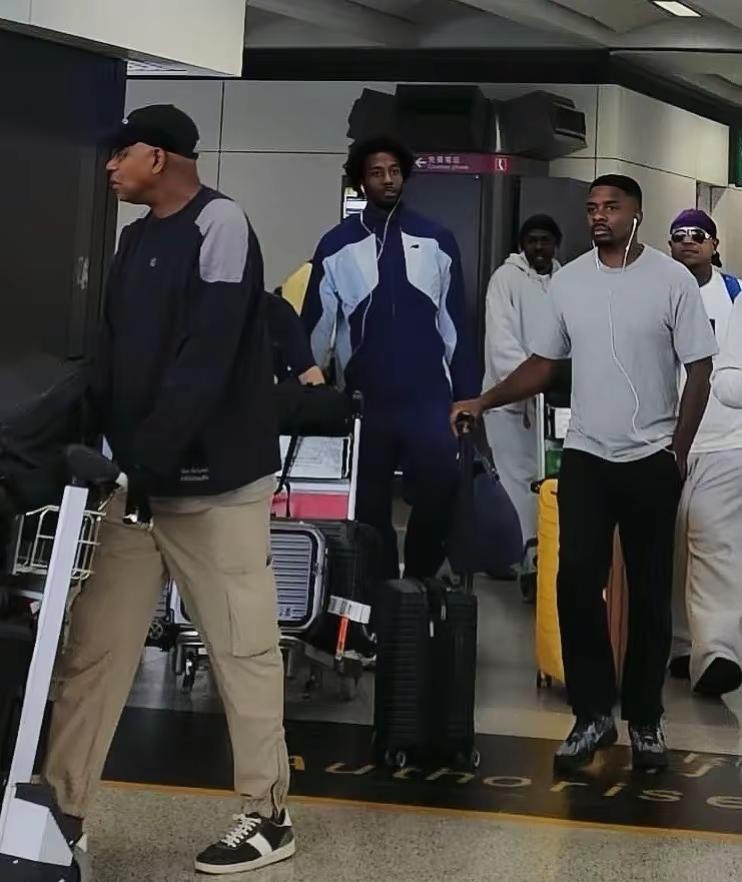 #nba球星中国行 #伦纳德 #伦纳德中国行 伦纳德抵达香港，将出席今晚启德体育馆活动。8.21将参加成都简阳东来印象体育馆活动。
