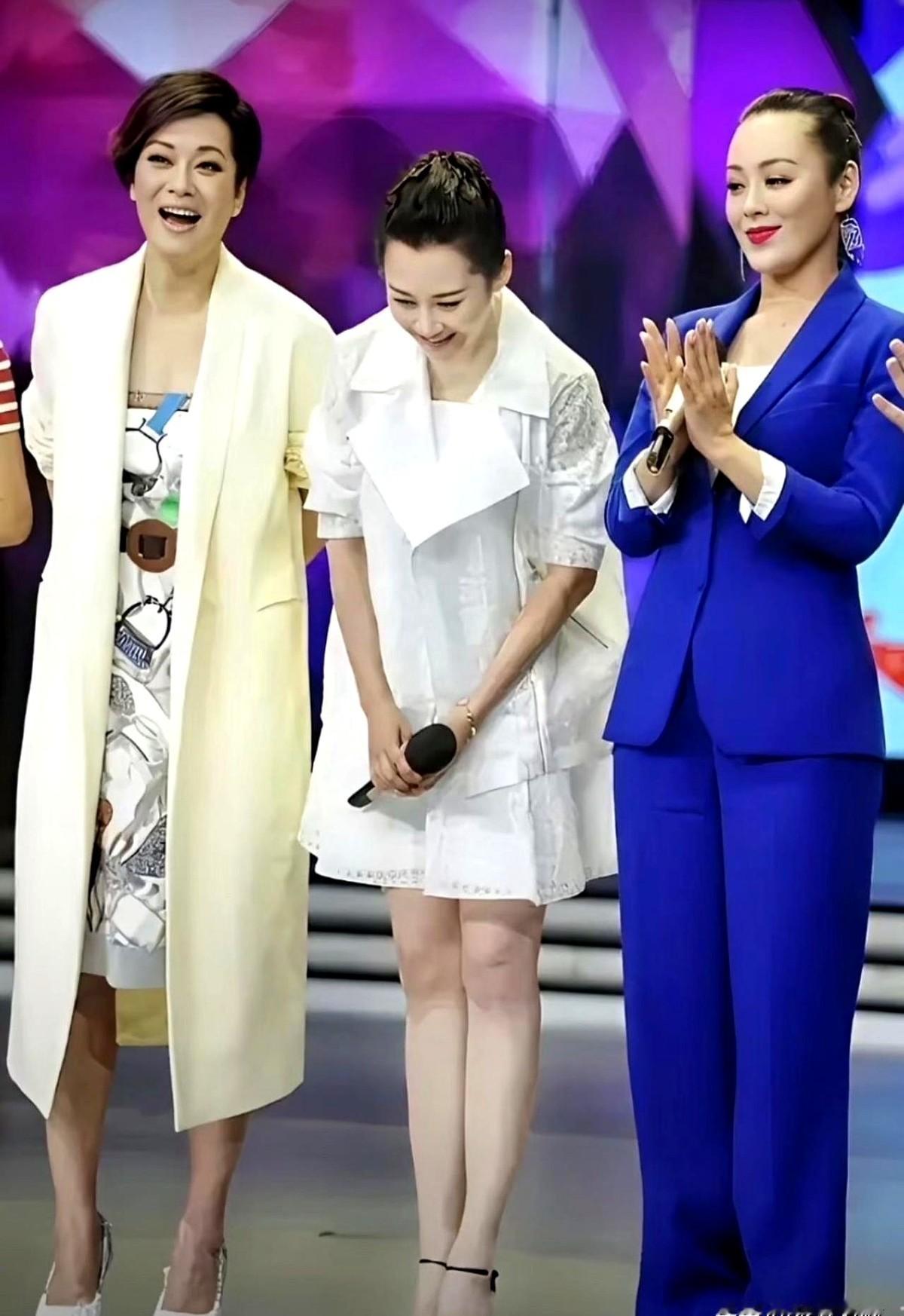 录了那么多，咱们看到的正片居然只有二十分之一！

这事儿发生在一档老节目《花儿与少年第二季》身上。当年毛阿敏、宁静、许晴这帮人去了英国、土耳其、阿联酋自助游。

最近宁静开直播交了底。她说那些没播出的素材，其实是为了保护艺人才剪掉的。这帮人在高压下没剧本，全凭本能反应。

网友一复盘，发现大姐毛阿敏