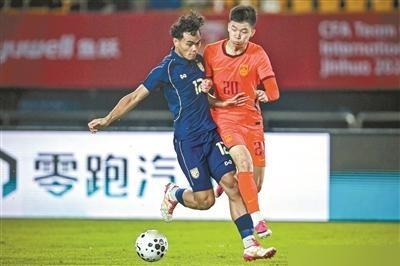 看新闻里说U23国足名单出来了，吴曦、张玉宁、朱辰杰三个超龄全用满，留洋狼队的徐彬当队长，但仔细一看，比赛下午一点开球，同组伊朗朝鲜阿联酋，集训不到一周，这哪是冲奖牌，是闯关啊。

说实话，吴曦这个点我是真没想到，看了两遍才确认，37岁，上一次穿国足球衣还是2023年，评论区直接开喷，说他是去当教练