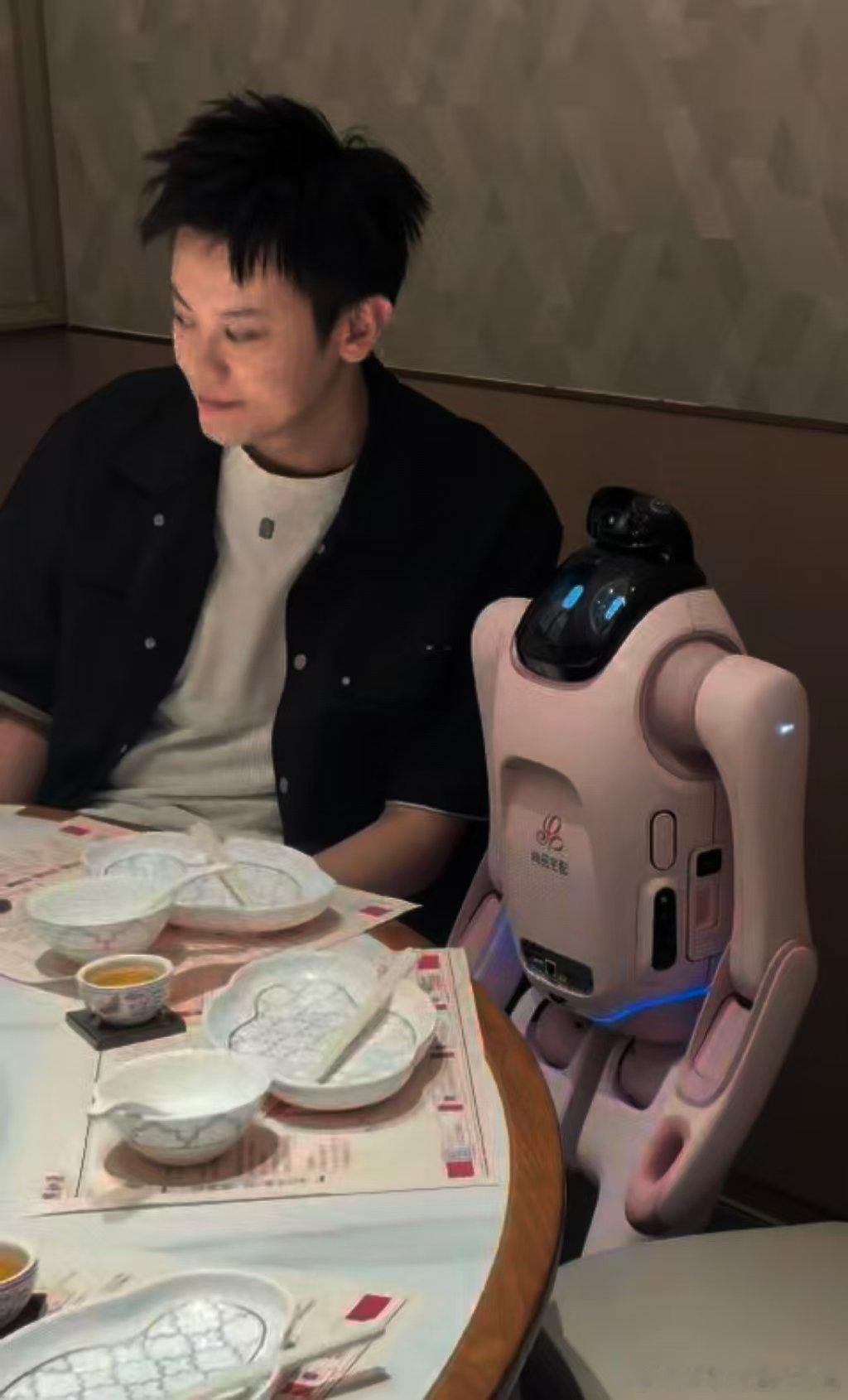 #机器人来了广州也得入乡随俗# 说不定逛着街就撞上启元Q1、T1，9月20日广州商圈随机现身，偶遇就能体验，不用守直播看新品 ​