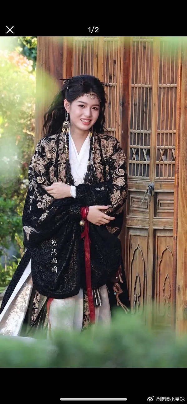 同样的丝绒服饰，为什么月鳞鞠婧祎陈都灵的美貌大出圈，艾米却被嘲出圈？ ​