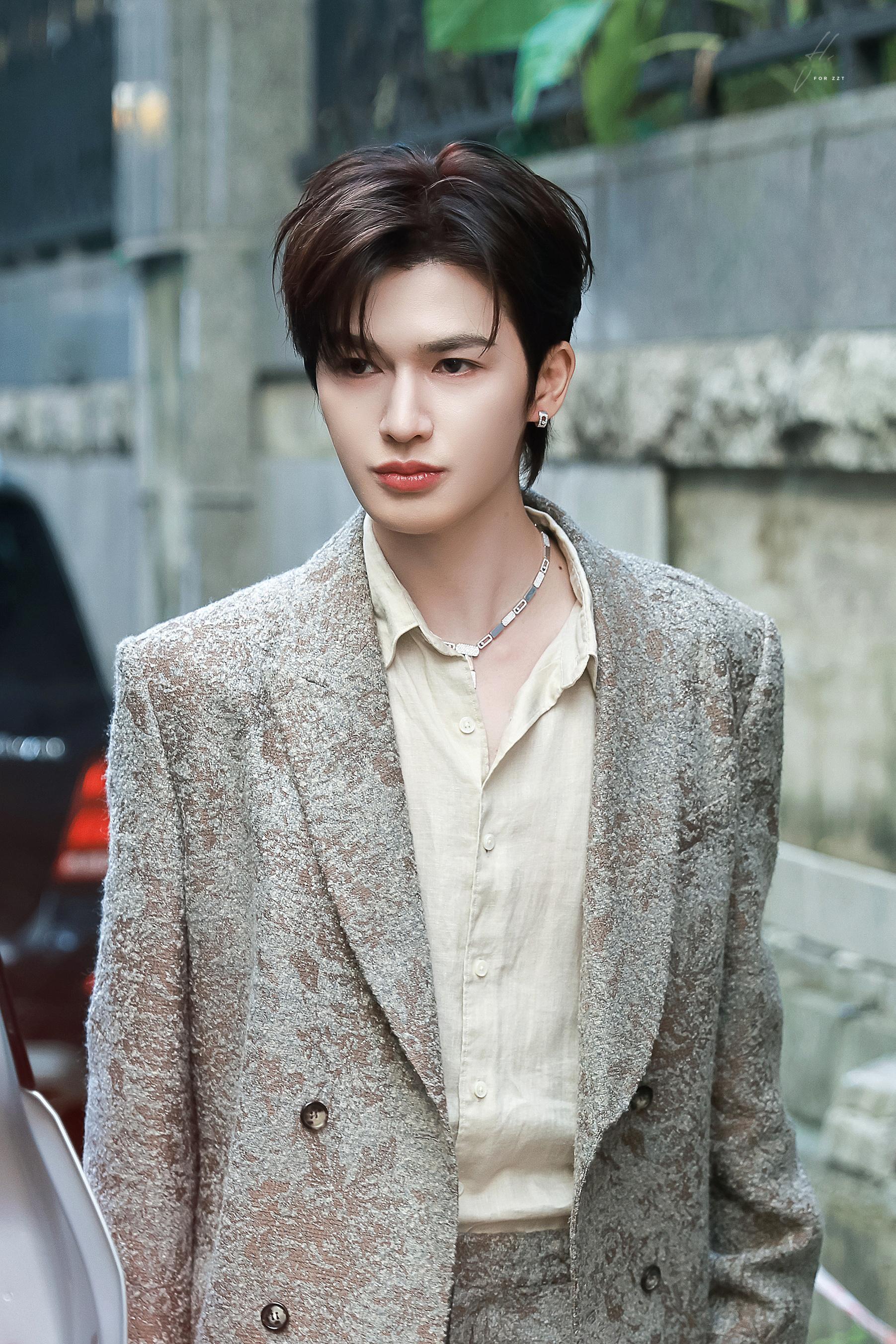 #朱正廷[超话]# 
𝟐𝟔𝟎𝟗𝟎𝟗 𝐋𝐨𝐨𝐤 𝟏
​