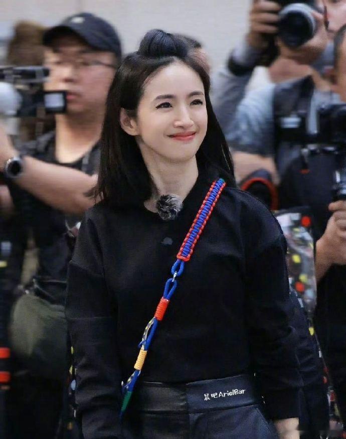 奔赴综艺录制，画面格外接地气。她全程独自推行李，手里拎着家常蛇皮袋出行...