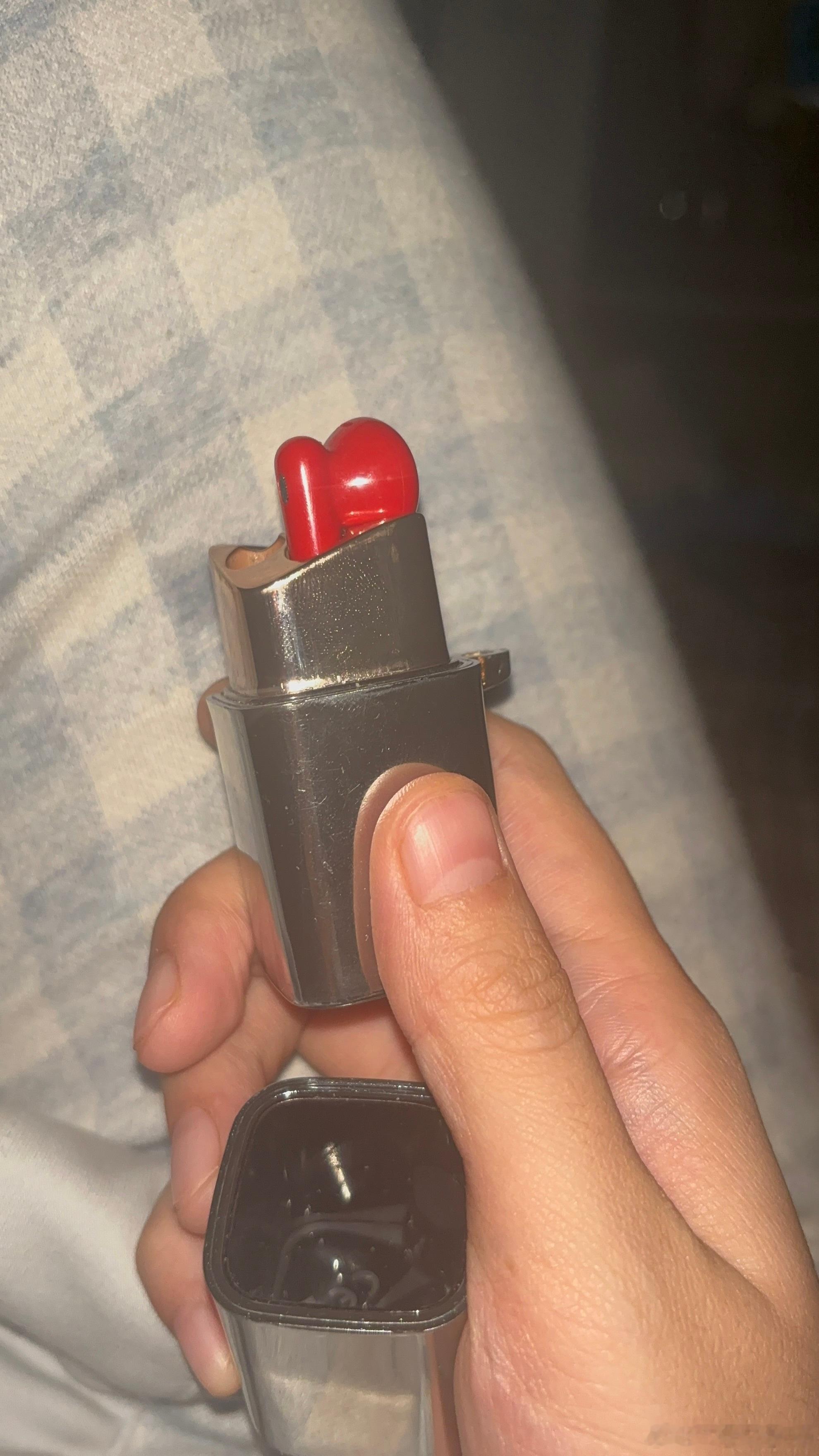 这两天我心里一直挺难受的。
因为我的耳机丢了一个。这个耳机，谁见了谁问这是个啥。每次我都会吐槽一番。这是个耳机，老陈送的，他说他不知道选什么口红色号，看着都一样，界面推送出来一个商品图片，是口红耳机，他觉得很完美，又是口红💄又是耳机，完美戳中他的心思。就这么买了，不顾价钱也完美 ​