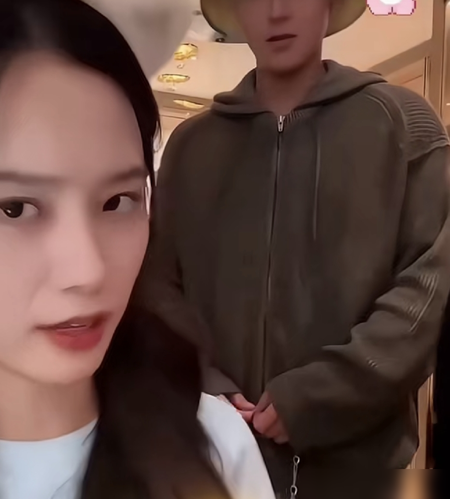 徐艺洋直播哭了，评论区立马开始审判黄子韬。说他动手，说他暴躁，说他配不上。
可完整视频里，前脚轻拍完脸颊，后脚俩人笑成一团互相反击。那是游戏惩罚，输了的挨一下，赢了的追着打回去。
徐志胜早爆料过，这俩深夜吵架能把他吵醒，黄子韬还喊着要拉他当裁判。结果第二天，跟没事人一样黏一块儿。
黄子韬说过一