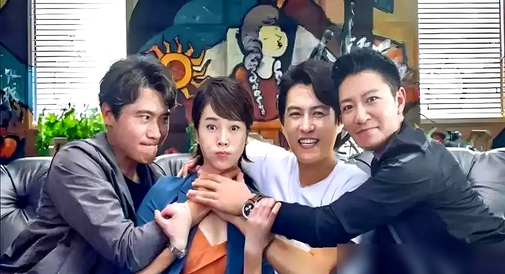 李乃文和靳东在澳洲拍戏，闲着没事干了件特接地气的事，种葡萄。
不是道具，是真种。俩人弄来葡萄藤，栽在驻地院子里，还各自挂了名签，跟小学生认领盆栽似的。剧组人说，这俩老搭档私下比戏里还默契，一个挖坑一个扶苗，配合得行云流水。
拍摄期间，靳东、李宗翰、李乃文被叫三只铁憨憨。靳东演的白志勇一改精英范儿