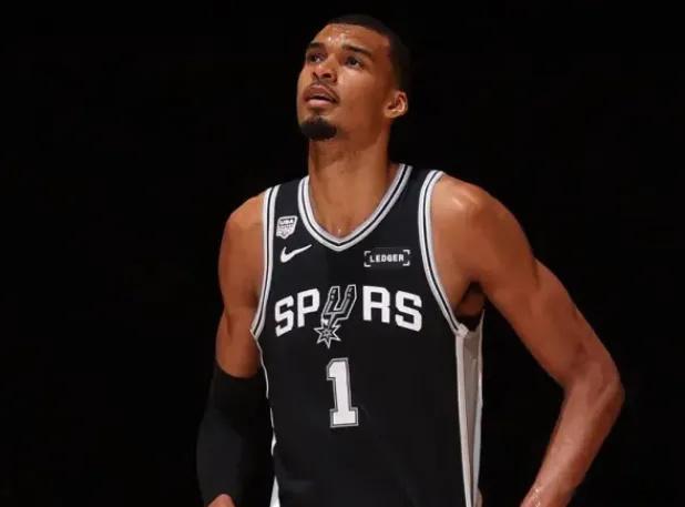 NBA总决赛，尼克斯主场107-106逆转战胜马刺，系列赛大比分3-1...