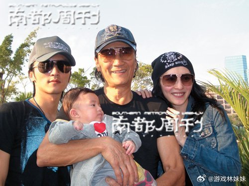 坦言她用心陪伴、悉心照料两位孙子，独自扛起养育责任十分不易。即便过往...