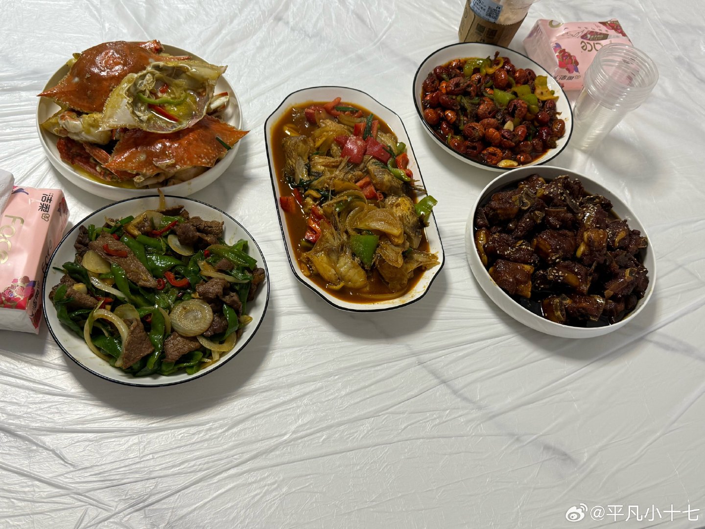 #华为Mate90系列定档#bs
华为官宣Mate90系列定档国庆节，国庆开发布会还是头一回。曝光的真机图看着是Mate60那套设计的延续，拼接机身加星环Deco，辨识度依旧拉满。之前传的灵珑屏和第三代昆仑玻璃这次应该也会一起上。
中午的梭子蟹[拜托] ​