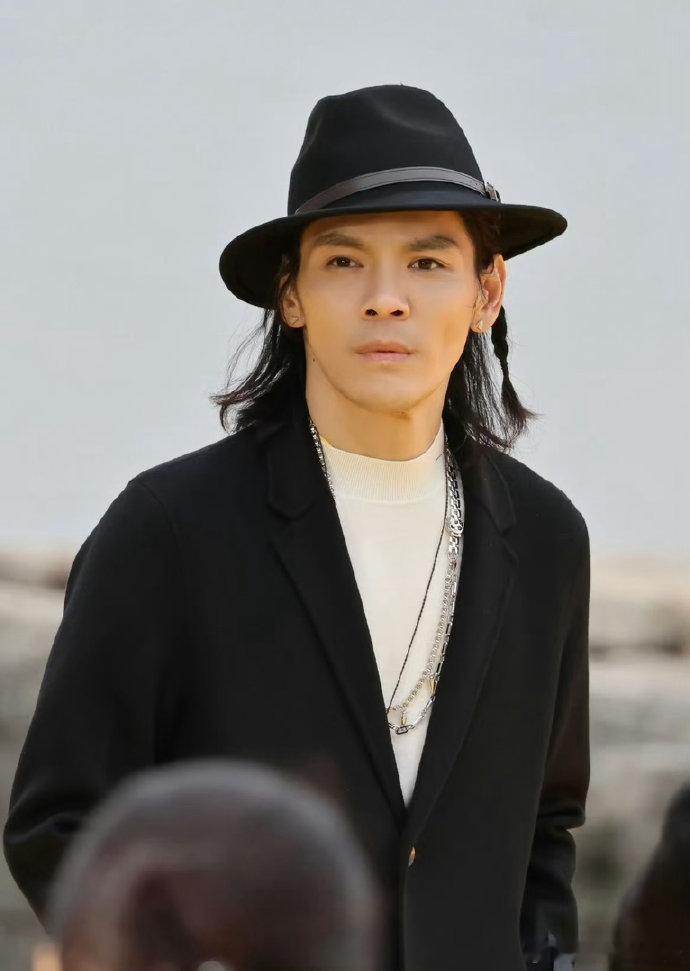 #向佐自曝为暗恋女生减重90多斤#向佐分享自己少年时代的暗恋往事，整整五年默默放在心底，靠着惊人毅力减重九十多斤，瘦下来之后却还是没能和对方走到一起。 ​