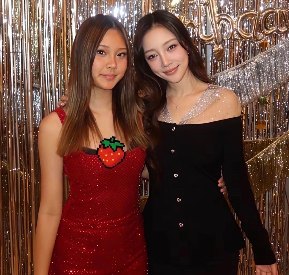 甜馨生日派对换上第二套红色吊带亮片裙，一黑一红搭着，看着好成熟啊 ​