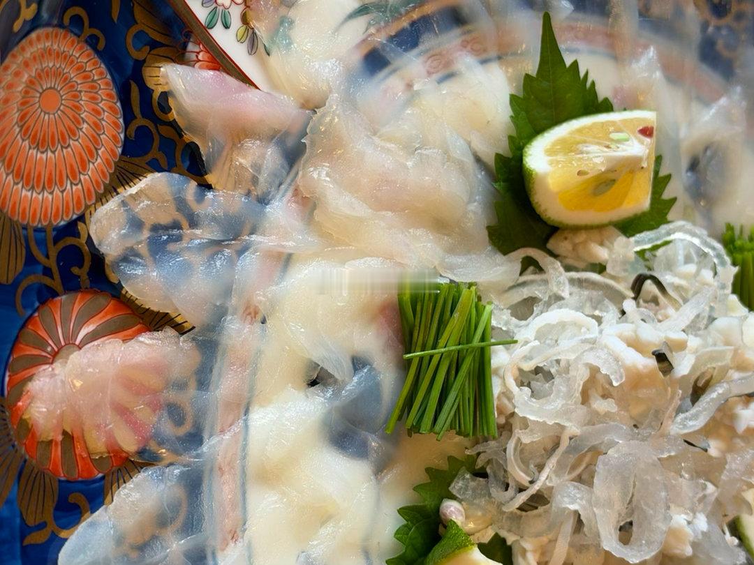 山田屋，唯一一家获得过米其林三星的河豚餐厅。

东京分店已经去过很多次，一直很想去大分臼杵的山田屋总店吃吃看。中午专程绕道来吃午餐，三个人吃的总价只是东京一位的价钱。

朋友说：“这家店主的女儿是我很喜欢的歌星呢！”

我：我知道！她嫁给小室哲哉了！（后来离婚了～）

#日本旅行[超话]# ​