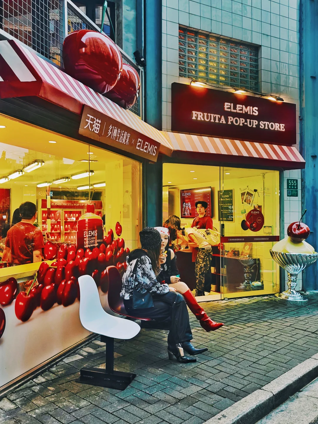 《好东西》里的水果店酒吧怎么变样啦？