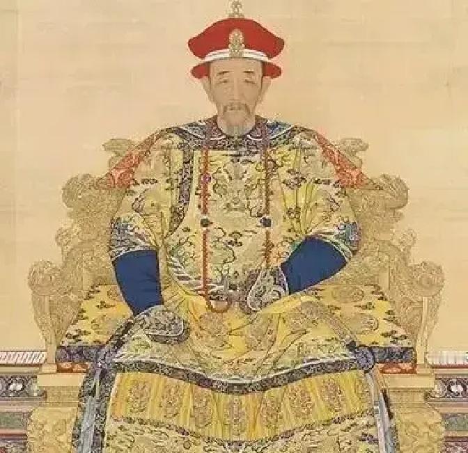 康熙临终前，把四阿哥胤禛叫到床前，递给他一封密诏，沉声道：“我死后，你登基第一件事，不是处置你的兄弟，是必须立刻杀了这个人！”
 
胤禛满脸不解：“皇阿玛说的，可是八爷一党？”康熙摇了摇头，用尽最后力气道：“此人是我用了一辈子的忠臣，却也是你坐稳皇位，最大的催命符！”
 
殿内一片死寂，只有炭火偶尔
