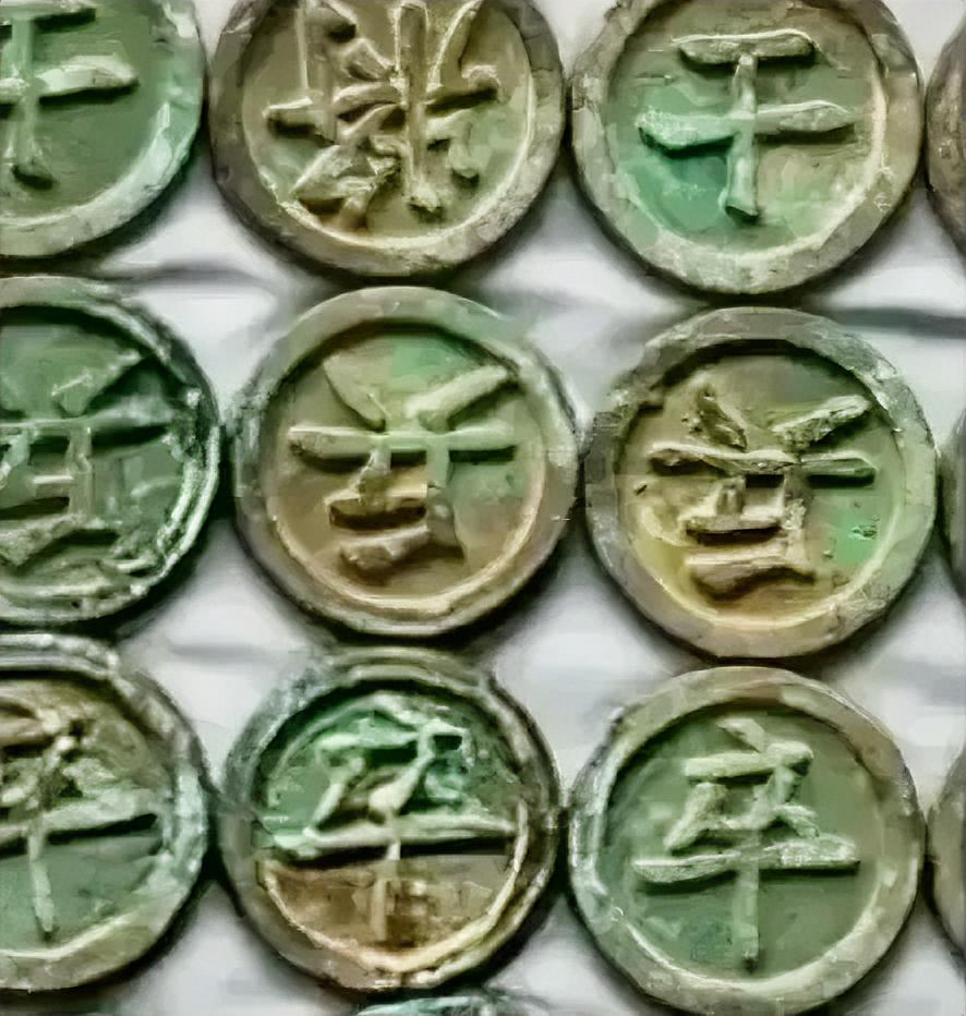 “给我三个亿，我就上交！”一农民在自己的宅基地里，挖出一副象棋，一共有32枚棋子