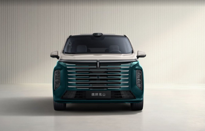 高山8 HEV好像是第一台带激光雷达的蓝牌 MPV，定位“不用充电的智能豪华四驱MPV”。和PHEV相比，两车尺寸、座椅布局、舒适配置上差异不大，核心区别集中在动力、电池和牌照政策上。
HEV搭载2.0T混动专用发动机+双电机Hi4四驱，零百加速约5.9秒，然后电池也只有3.64kWh，不支持外接充电，纯电行驶仅够挪 ​