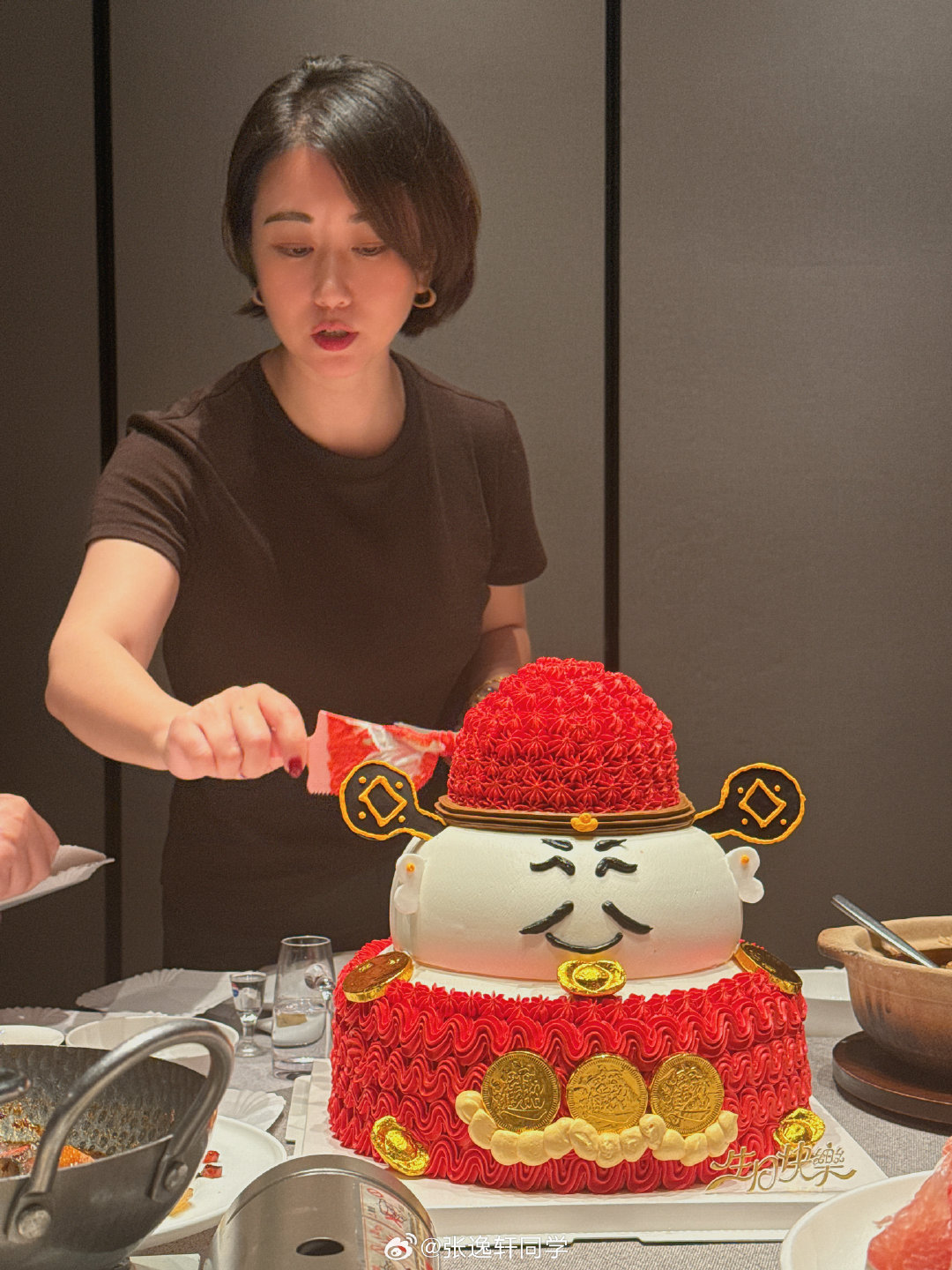 今晚和买方来听路演。
好巧，今天是顶美女董秘生日…

秦总9月份说要给我寄科源制药的20份黑发产品，今晚又要给我寄他们家10份脑机接口电子产品…

一起 抽了？  ​