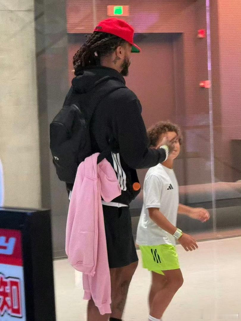 #罗斯带娃也要捡球##NBA罗斯带娃高质量陪伴#罗斯不仅球打得厉害啊，带娃也是一把好手，给娃捡球太熟练了啊！真的是一位好爸爸来着[舔屏] ​