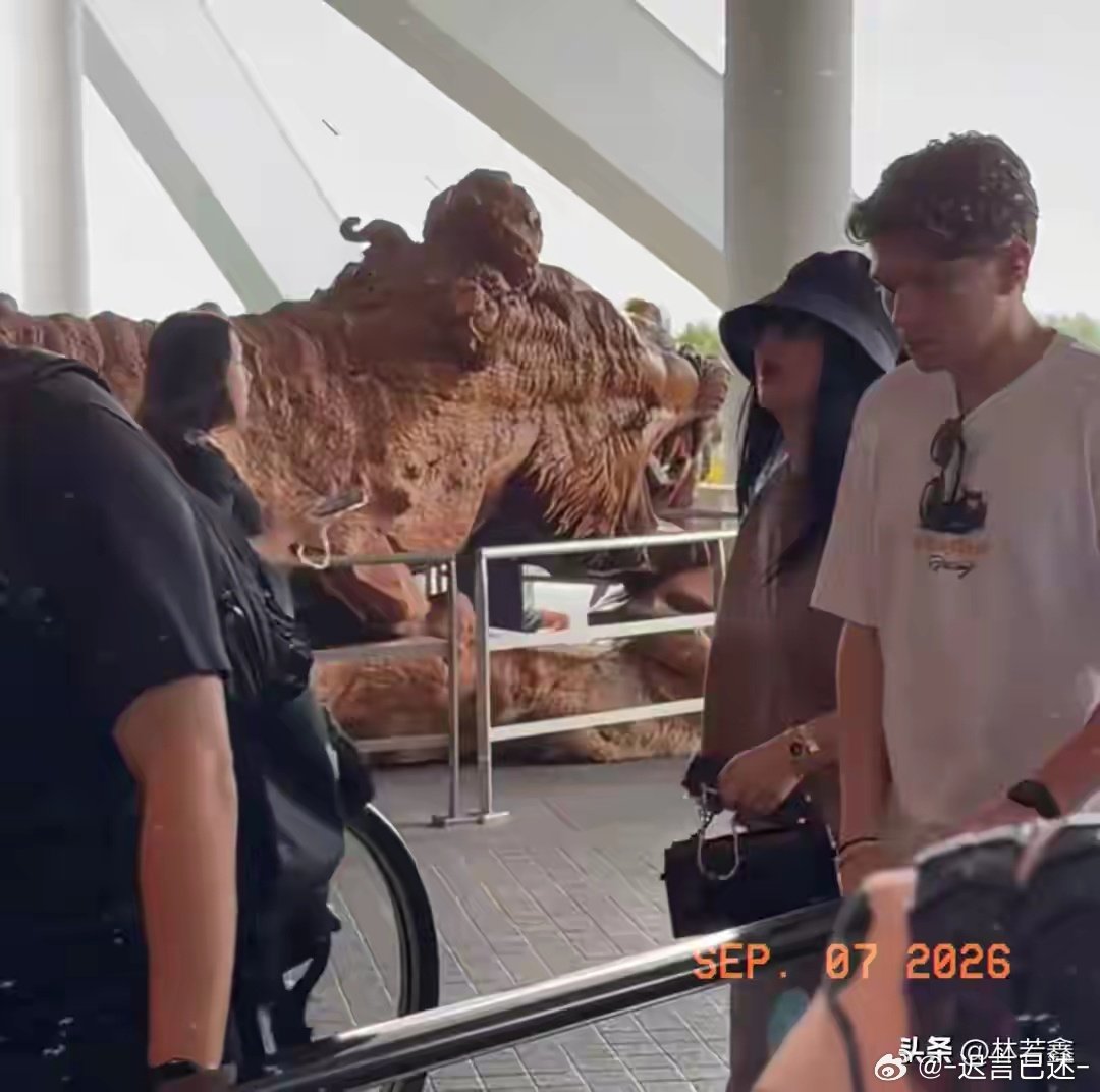 李湘王诗龄新加坡海滨花园被偶遇，李湘打扮时髦，网友：衣品很好 ​