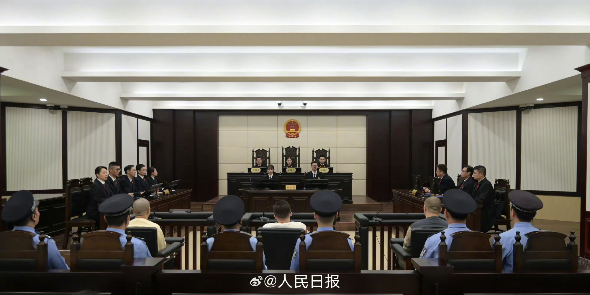 #魏家犯罪集团3人一审死刑#
盘踞缅北果敢多年的魏家犯罪集团，今天迎来了一审的重磅宣判，消息一出迅速登上热搜，无数网友直呼大快人心。
 
魏怀仁、陈大卫、廖景芳三名核心被告人，一审被判处死刑，另有三人获无期徒刑，连同其余五十多名团伙成员也全部得到对应的刑事处罚。曾经靠着地方武装撑腰，在 ​