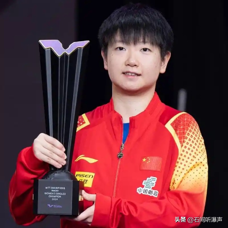 孙颖莎和王曼昱只差210分了
 
这个数字，是2026年8月24日国际乒联第35周排名更新后给出的——孙颖莎9675，王曼昱9465。这是孙颖莎坐稳女单世界第一四年多以来，两人最小的差距。
 
很多人问：莎莎不是卫冕冠军吗，怎么还会被追到这么近？
 
答案藏在一条冷冰冰的规则里：WTT世界排名，只取