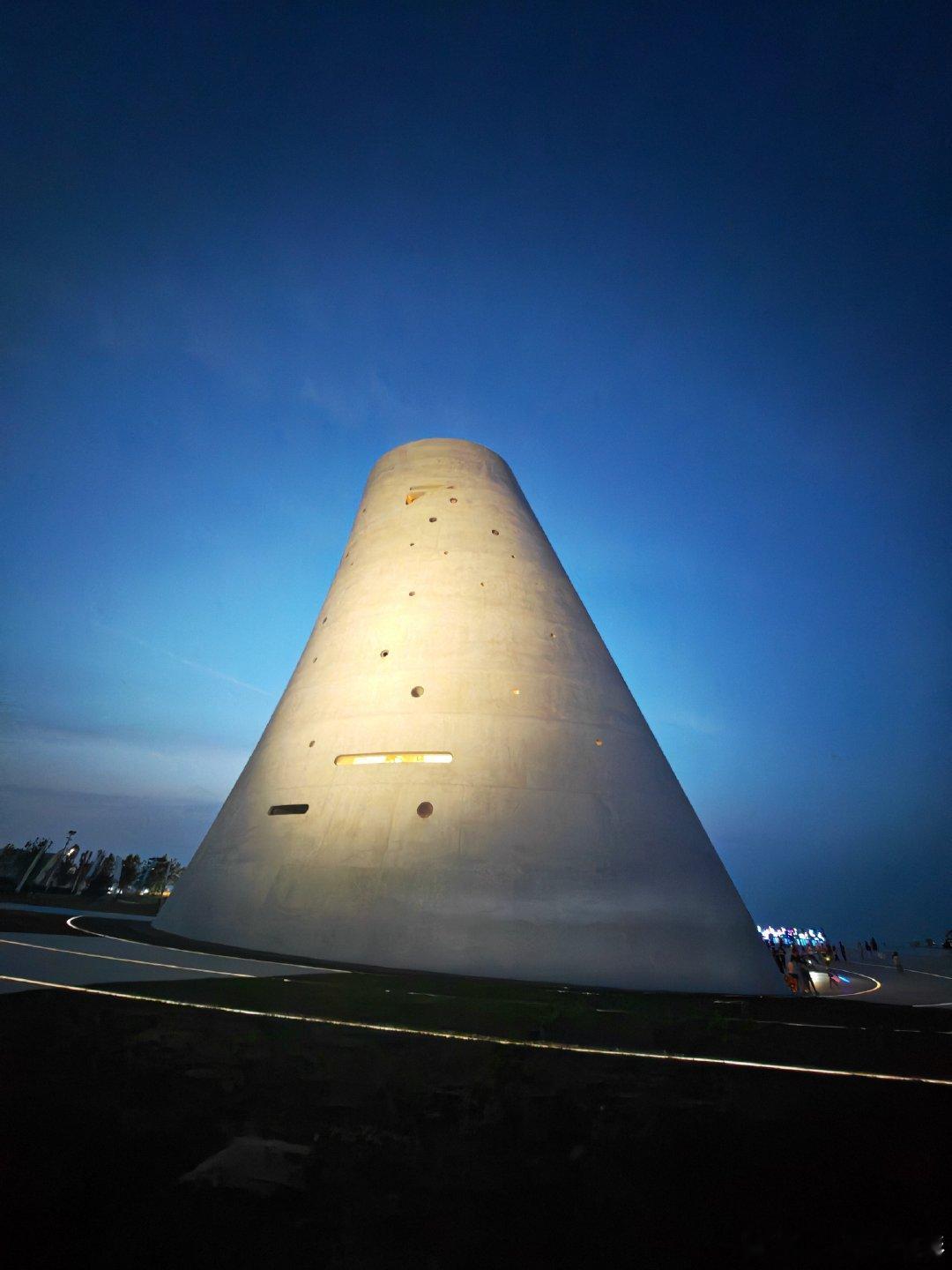 2026年9月5日，演员、歌手王一博与队友毛骏豪驾驶85号赛车，在China GT上海站第一回合正赛中斩获GT3 AM+组别冠军，这是他本赛季的首个组别冠军，而这一冠的含金量由一场暴雨中的"极限救车"