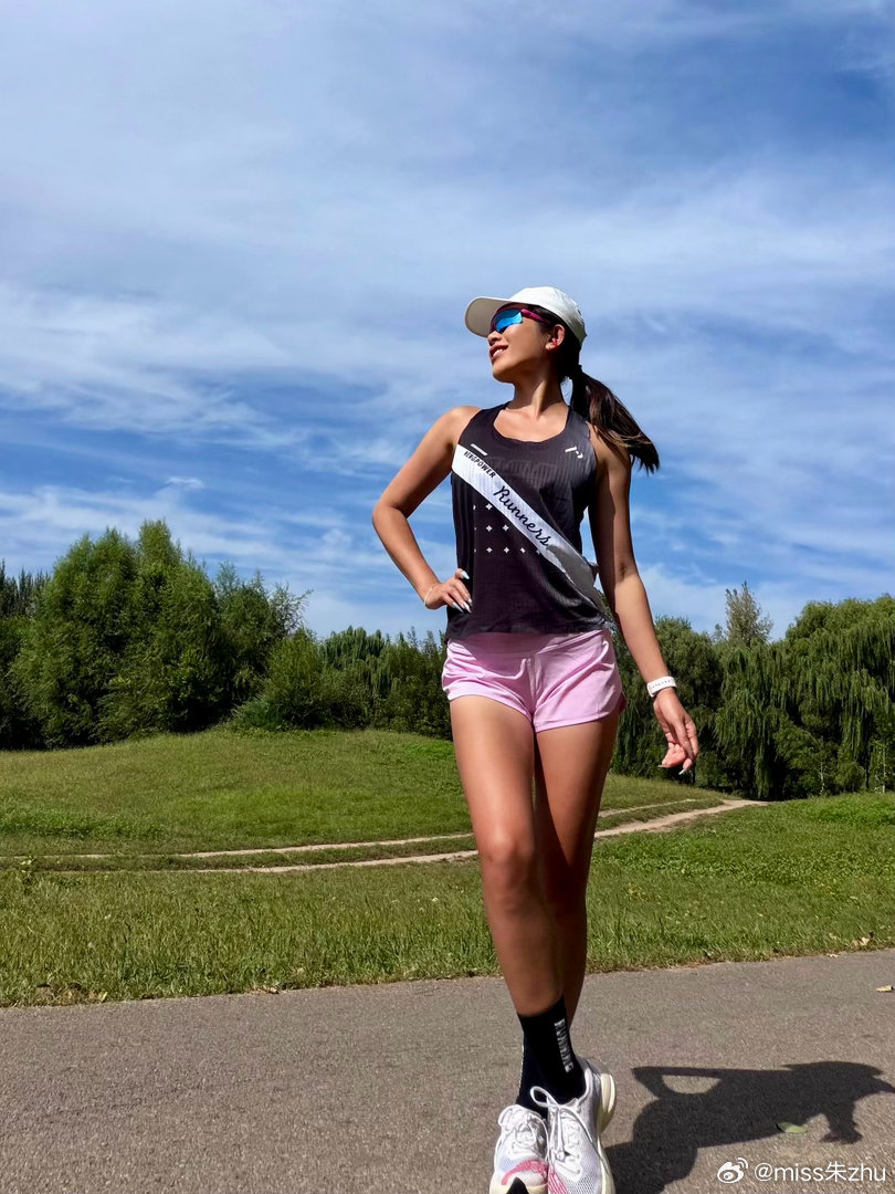 沈马赛后放松跑5km～🏃‍♀️
#跑步##跑步[超话]##即刻开跑##运动打卡[超话]# 
最近秋季半马的热度真是挡不住，南昌马拉松预报名超13万人，半马占比甚至超过了全马。看到这些数据，我想起自己38岁才踏上跑道的经历。

其实比起42.195公里的极限挑战，21.0975公里的半马更像是一个温柔的邀请。它不需要你日复一日地堆叠极高的跑量，也不要求你必须具备钢铁般的意志去对抗身体的崩溃。它刚好够长，长到能让你在奔跑中把烦恼甩在身后；又刚好够短，短到让普通人也能在周末的清晨轻松触达。

越来越多的人选择半马，或许是因为我们不再需要通过“自虐”来证明什么。在半马的赛道上，大家追求的不再是PB或者名次，而是一份刚刚好的掌控感。就像我备战沈马时的心态，不给自己设限，跟着身体体感去跑，享受赛道就好。

这种“刚刚好”的距离，给了大众一个释放压力、感受鲜活的出口。不用和任何人比快慢，只要跑得开心、跑得舒服，完赛本身就是一种胜利。在这个秋天，如果你也想找回一点生活的主动权，不妨从一场半马开始...