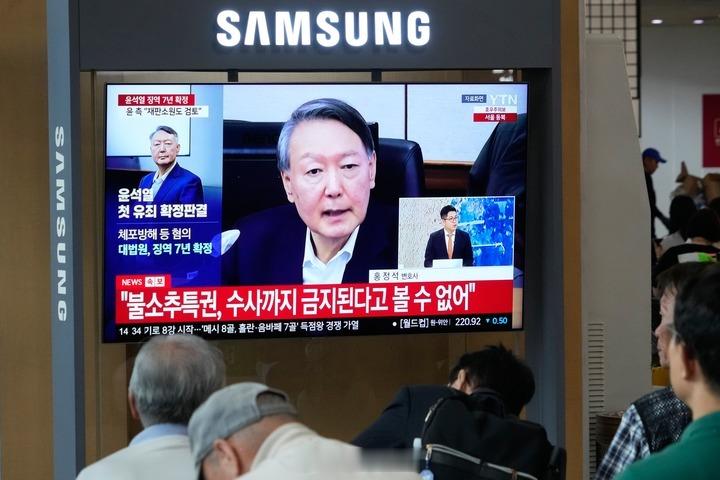 】 韩国前总统尹锡悦涉嫌违反《公职选举法》案27日作出一审判决，判处尹...