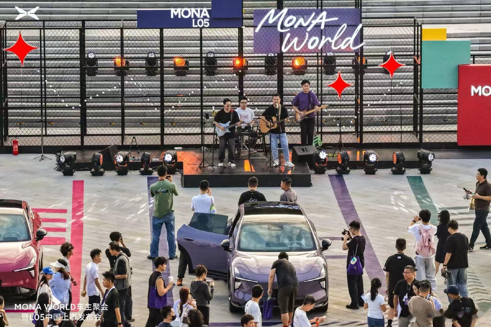 小鹏MONA L05一战封神，何小鹏确实很听劝啊，预售价到正式公布售价，直接给到2万左右的差价，而且还有各种限时免费选装，连后排娱乐屏也只要1499元，这个价格超高性价比，年轻人的第一台车，一起MONA！

#小鹏MONAL05价格炸裂# ​