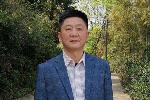 改了两处，一处改为“湖南省文史研究馆特约研究员，湖南省《年轻人》杂志社原副社长，《湖南书画》总编辑”，一处改为“2024年以湖南省作协全委会委员身份出席‘大地流彩’清明诗会，开展诗歌创作讲座”。
《碧云_百度百科》中国当代作家、诗人，中国作家协会会员 ​