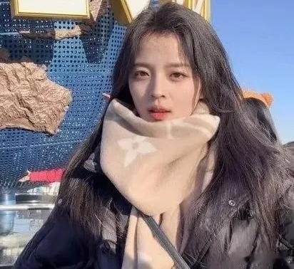 信任一旦碎裂还能复原吗？科大讯飞事件背后的婚姻困局

如果有一天，你发现跟你并肩走了多年的伴侣，竟然把你珍视的东西轻易丢弃，那会是什么滋味？近日科大讯飞事件在网络上引发热议，朱某的故事几乎人人都在评论她的外貌、家庭背景和所谓的人生选择，却鲜有人关注那个默默承受痛苦的丈夫。他不是冲动 ​