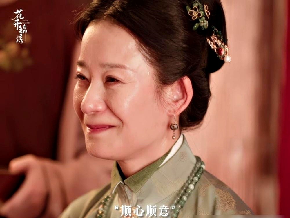 亲爹端来一杯毒酒，亲妈喝下前，硬是给女儿铺出一条活路。

《花开锦绣》这场戏看得人直冒冷汗。傅庭芸刚逃难回来，她妈解氏就把家底全掏空，重金塞给义士，只求护女儿周全。

解氏活得太明白，明白到枕边人根本容不下她。一杯毒酒下肚，人就这么没了。

临走，她给女儿留了两个字，荃蕙。

傅庭芸没哭天抢地。她转