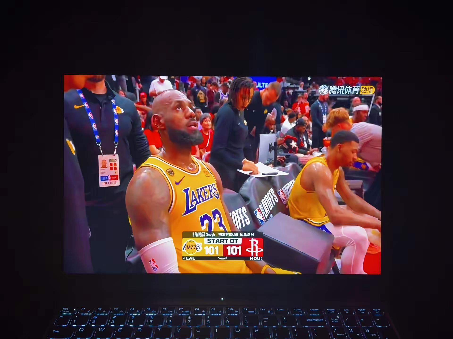 “关键时刻尽显英雄本色.”