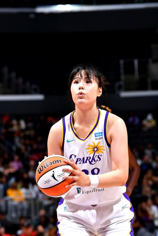 女篮主力李月汝护照丢了，连世预赛都打不了。

2025年宫鲁鸣正式接下中国女篮教鞭。一上来就遇到核心内线李月汝在美国丢了护照，死活赶不上报名。

老帅宫鲁鸣没受影响。他直接把重点放在大换血上，挑了一批00后年轻球员，现在全队平均年龄才25岁出头。

他带队不靠单个球星，靠的是死磕训练。队里天天搞“万