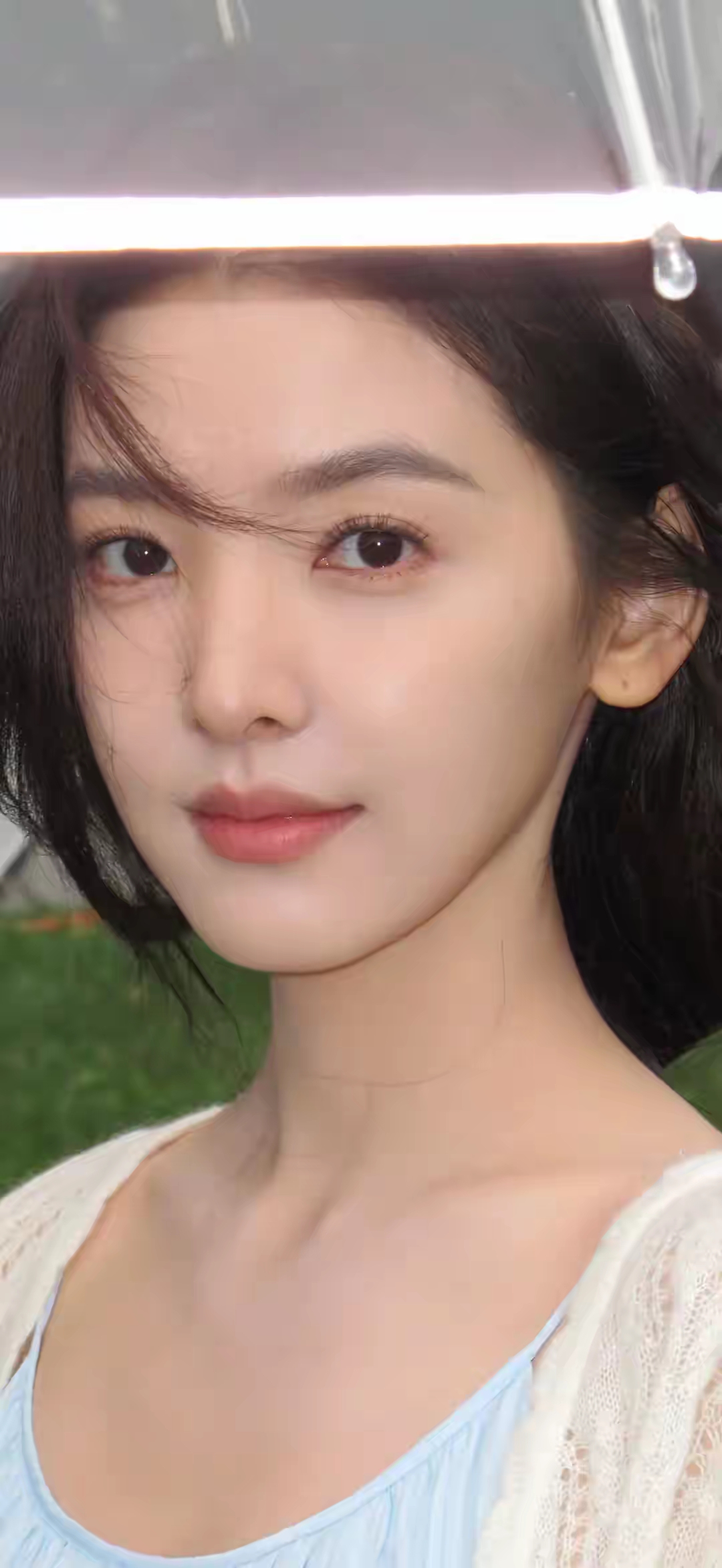 章若楠真是氛围感美女的代表！她的新造型美成古典画中人，一整个爱住。 她...