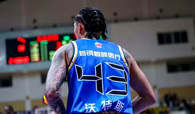 CBA常规赛首轮，北京北汽客场挑战吉林男篮。
 

首节吉林手感滚烫率先拉开分差，上半场牢牢掌握比赛主动，末节更是手握10分优势，北京几乎被逼入绝境。
 

好在凭借巴里·布朗终场前0.4秒的致命三分绝杀，北京最终84-82惊险翻盘吉林，拿下新赛季开门红。
 

赛后北京主帅李楠和外援巴里·布朗现身
