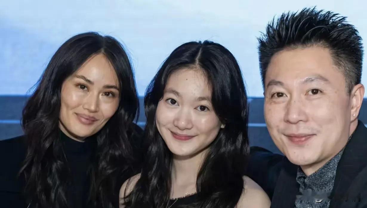 开学后我看到的教育落差李小鹏女儿奥莉近照曝光越长越复刻妈妈李安琪。小时候跟李小鹏一个模子刻出来，现在脸型眉眼气质就连苹果肌的肌肉走向都随妈，舒展又温婉，基因这东西像自带的复印机，半点不走样。李安琪本身状态倍儿能打，常年健身身材在线，奥莉从小练体操底子扎实，长开后愈发有妈妈的飒爽劲儿。早前一家三口