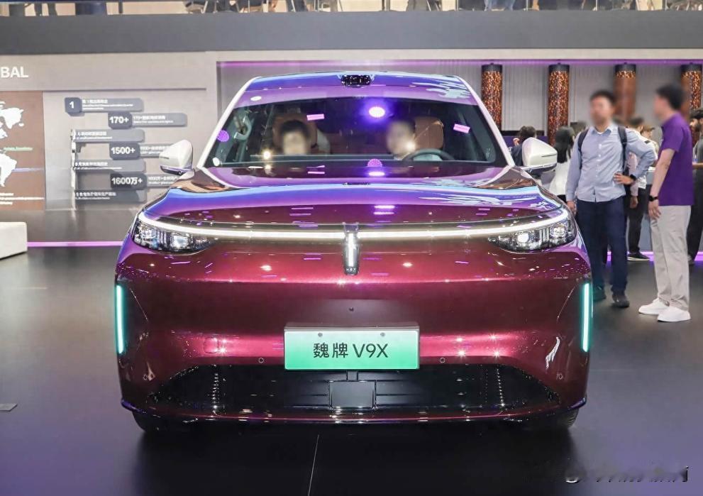 展台看点特别密集，皮卡、硬派越野、方盒子SUV、高端MPV全都摆齐了，家用、玩越野、干活拉货，各种需求一次性覆盖到位。
 
这次最炸的，就是全球首发的长城炮Hi4‑T！
2.0T加9HAT混动，综合续航直接干到1081公里，电池还