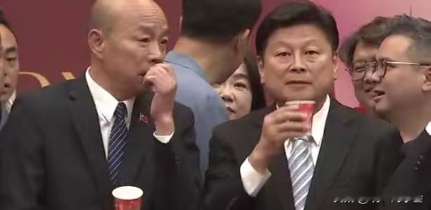 韩国瑜最后的下场，可能两面不讨好，通过现在看他想做一个两面都讨好的“立法院院长”，也要学“公道伯”-王金平。我们很多人分析过了，他根本做不到了，此一时彼一时了，政治环境不一样了，韩国瑜这个院长只有一条路可走，全力以赴地支持国民党，全力以赴地支持蓝营，想在蓝绿之间找一条路是很困难的事情，是一条绝对走不