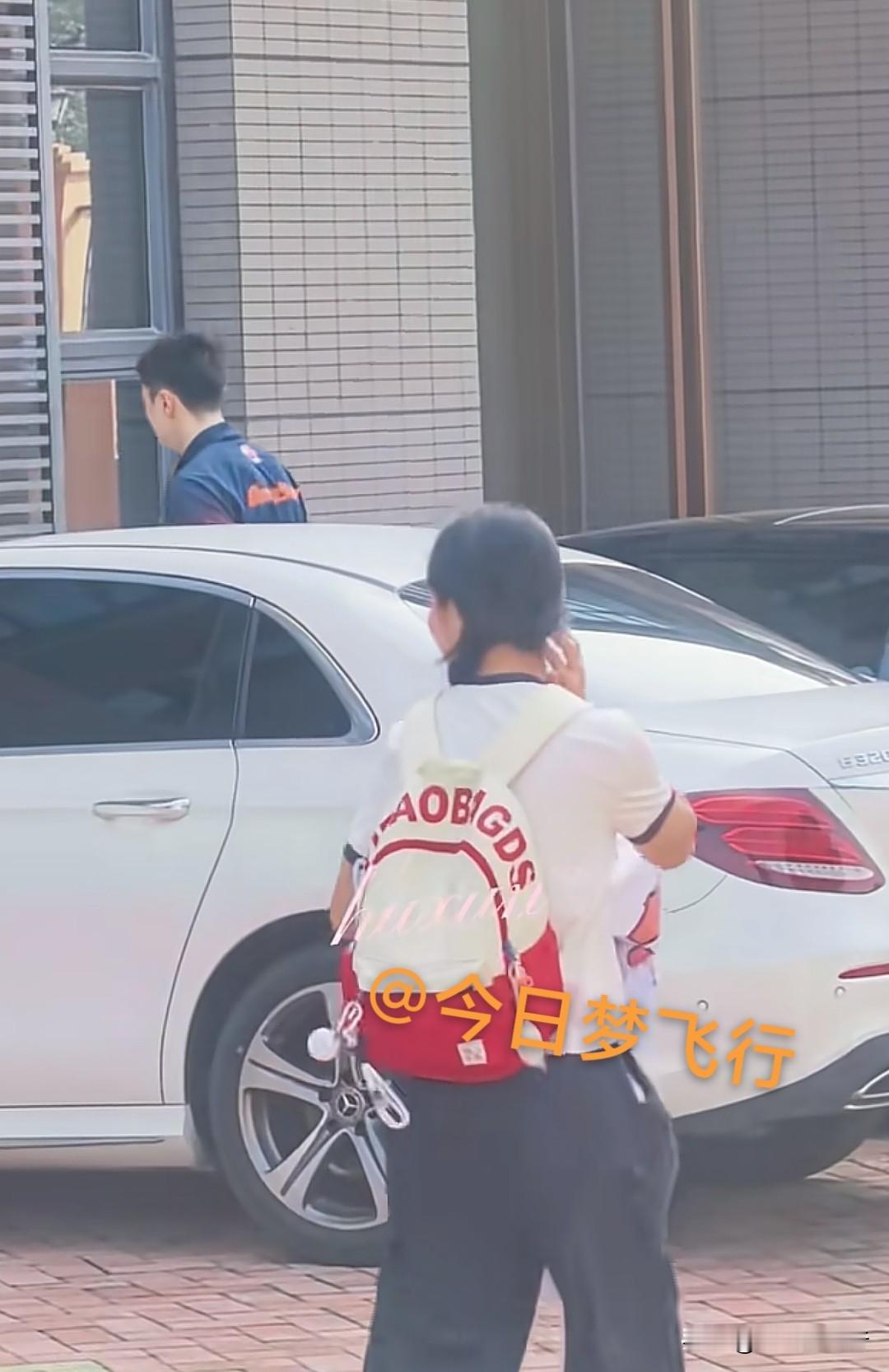 今日上午，胡明轩提早去训练！  梦飞行报道：广东队上午上训的时间是9时...