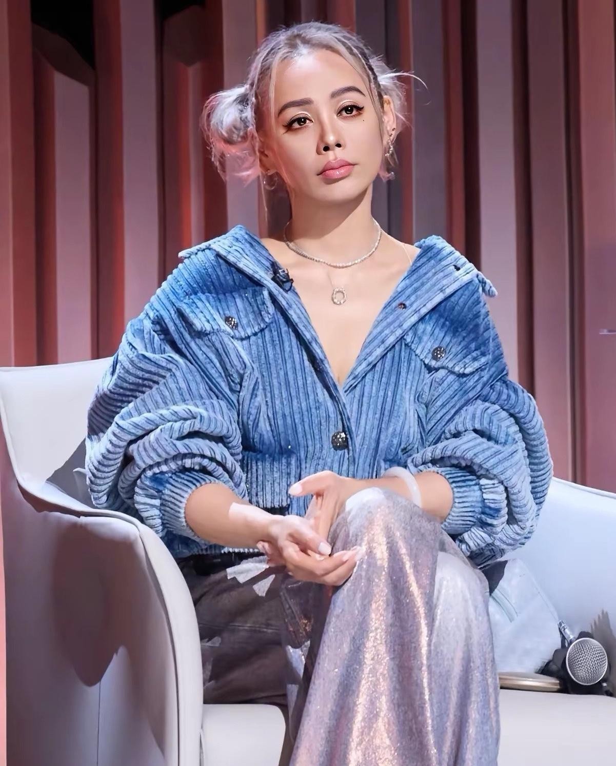 第一眼刷过去真没敢认，我还纳闷蔡依林什么时候换了新造型，定睛一瞧居然是宁静！
年过半百的年纪，顶着一头浅金发色，脸部皮肉紧实得连下颌线都清清楚楚，完全没有普通中年人那种疲态。
评论区不少人嘀咕，这到底是现代化妆术太出神入化，还是背后真下了狠手做过项目？
其实到了宁静这个段位，动没动刀早就不是重