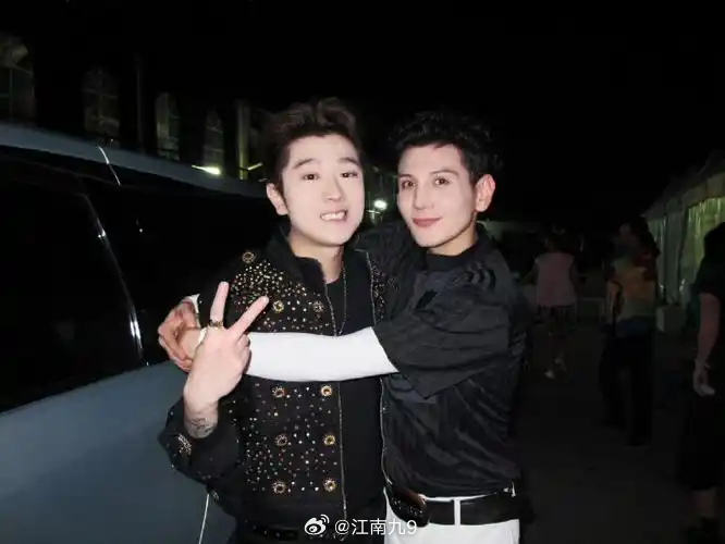 #王以太心疼艾热#不仅是在《披荆斩棘 2026》他们是好搭档，他们一直以来就是音乐搭档及好友‌，被FS称为“艾火”组合,还曾发行联合专辑《幸存者的负罪感》并多次合作歌曲，后续「太热爱」巡回演唱还将继续合作 ；
他们在披哥五公分组被拆散至不同部落，才有了这段令人破防的兄弟情名场面，节目中一向端 ​