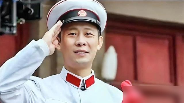 张译这次真没演，他直接把自己活成了崔道植。
国庆档《神探之痕迹》上了，他演痕检专家崔寻。原型是谁？我国第一代刑事技术警察，首席枪弹痕迹鉴定专家，七一勋章获得者，崔道植。
拍之前，张译跟着冯锐、李雪健去见了老爷子本人。九十多岁的人，手把手教他看弹道，临走塞给他九个字：听党话、感党恩、跟党走。
张
